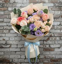 Букет цветов из:  Розы, Лизиантусы и Гвоздики в Кирсе