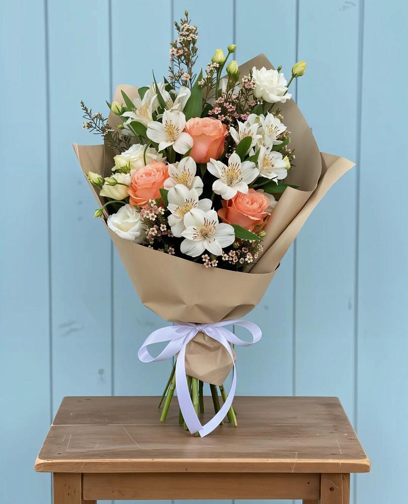 Букет цветов из: Альстромерии, Лизиантусы, Розы и Хризантемы в Кирсе