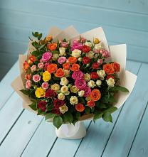 Букет Микс из разноцветных кустовых роз в Кирсе
