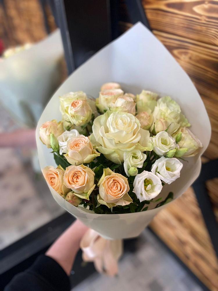 Букет цветов из: Розы и Лизиантусы в Кирсе